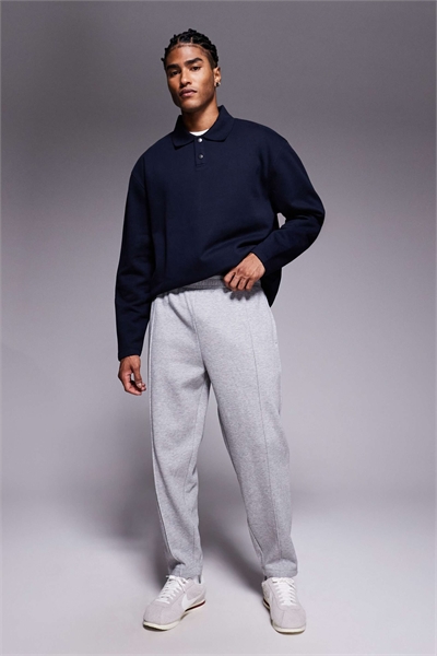 Джоггеры зауженного кроя с мелкими складками артикул 149108717