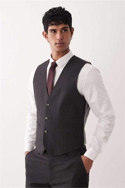 Жилет к стройному костюму артикул 153020148