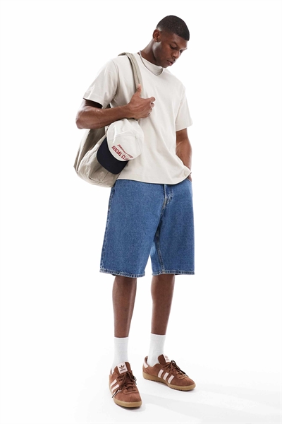 Футболка свободного кроя артикул 143821940