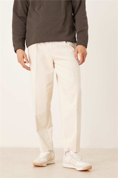 Стильные брюки свободного кроя с зауженными штанинами и складками артикул 153113762