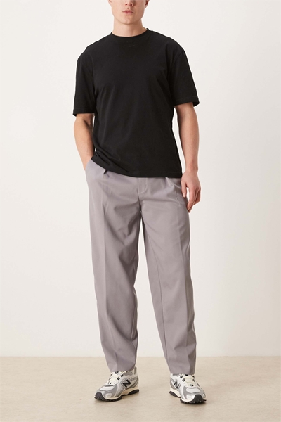 Стильные брюки свободного кроя с зауженными штанинами артикул 153788178