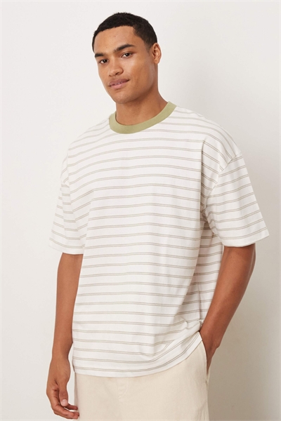 Футболка свободного кроя артикул 143140835