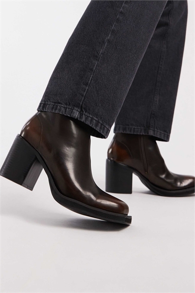 Ботинки-челси на каблуке с заостренным носком артикул 147666126