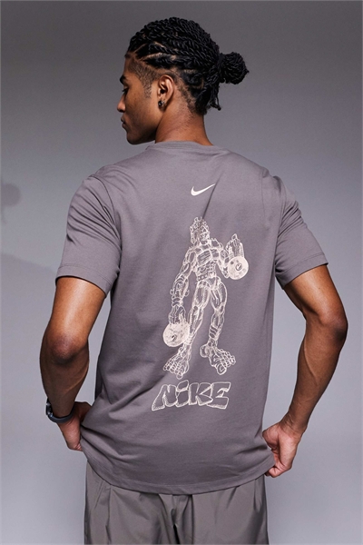 Футболка с принтом на спине артикул 147141864