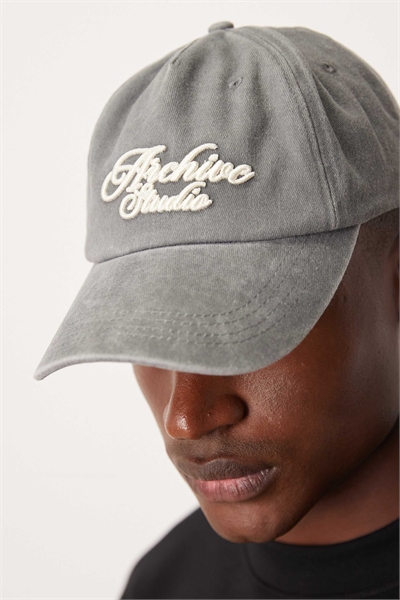 Выстиранная серая кепка с вышивкой артикул 150600236
