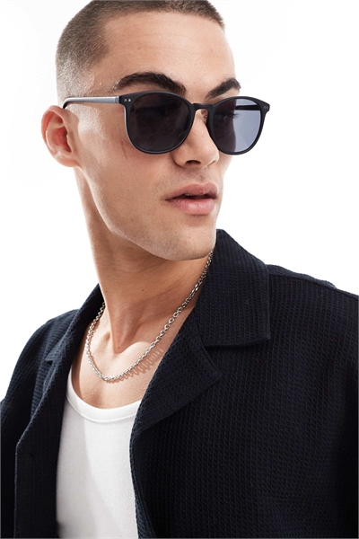 Квадратные солнцезащитные очки с дымчатыми стеклами и матовой черной оправой артикул 140415782