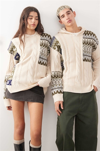 Универсальная толстовка с капюшоном, связанная узором «фэйр-айл» с вплетенными элементами артикул 146841996