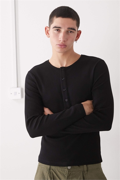 Футболка с длинным рукавом и ребристым воротником-хенли, приталенный крой артикул 150664859