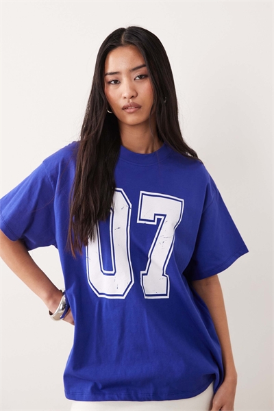 Футболка свободного кроя с номером университетской команды артикул 156379329