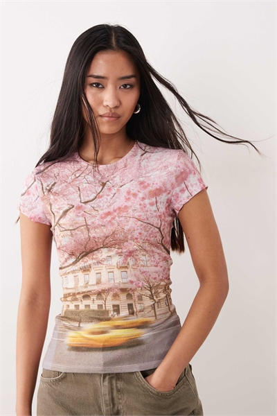 Футболка-крошка с принтом «Цветущий Нью-Йорк» артикул 156379042