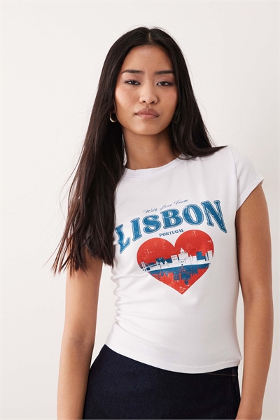 Футболка-крошка с изображением открытки из Лиссабона артикул 156379044