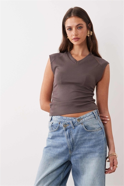 Топ без рукавов с V-образным вырезом артикул 156152870