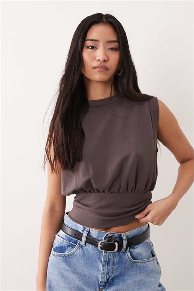 Короткий топ без рукавов из модала с драпировкой и зауженной талией артикул 156152863