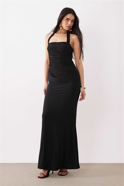 Макси-платье с драпированным капюшоном и деворе-лифом черного цвета артикул 156005666