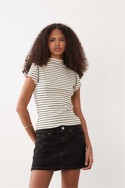 Топ с воротником-воронкой и ребристой отделкой, с открытыми швами артикул 156178724