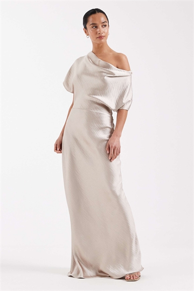 Атласное макси-платье с открытыми плечами для подружки невесты артикул 154078805