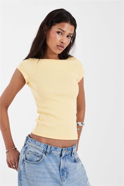 Футболка с ребристым горлом-лодочкой артикул 154841094