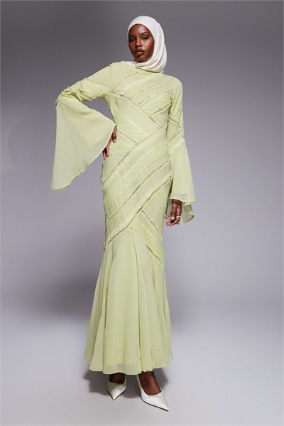 Макси-платье с кружевной вставкой и длинными рукавами артикул 153153802