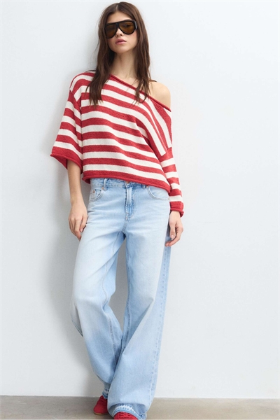 Свитер с лодочным вырезом красного цвета артикул 156088722