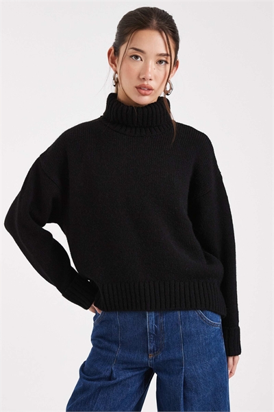 Свободный свитер с высоким воротником и отворотами на манжетах артикул 153330963