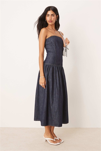 Джинсовое макси-платье с заниженной талией и бандо в цвете индиго артикул 149103769