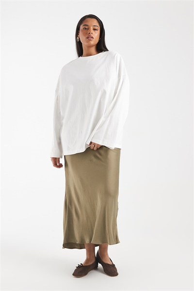 ASOS DESIGN — макси-юбка из атласа с косой отрезкой для полных артикул 153712207