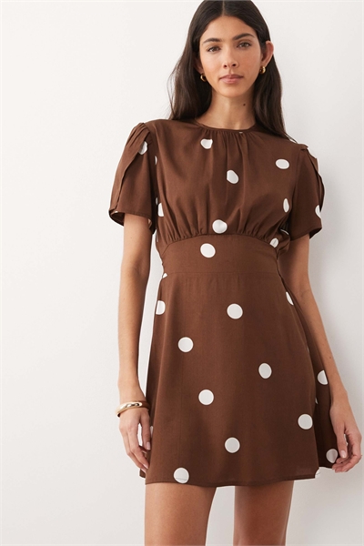 Мини-платье с короткими рукавами, коричневого цвета в горошек артикул 153720157