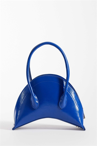 Структурированная мини-сумочка в форме круассана артикул 154608086