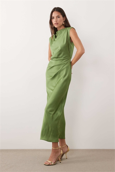 Сатиновое платье средней длины с высоким воротником и плиссированным лифом зеленого цвета артикул 154959926