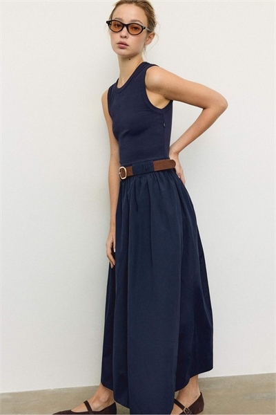 Двухкомпонентное платье-миди без рукавов с поясом темно-синего цвета артикул 156369061