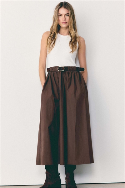 Двухкомпонентное платье-миди без рукавов с поясом коричневого цвета артикул 156369137