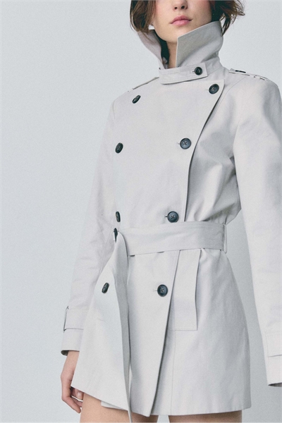 Простой короткий тренч артикул 156290150