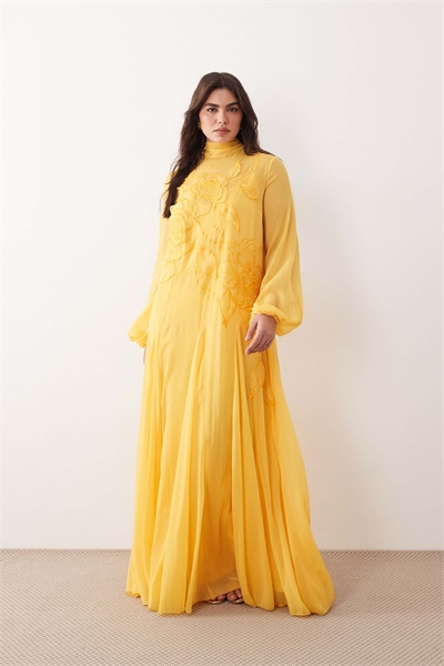 Макси-платье трапециевидного кроя с цветочной аппликацией, завязками на шее и рукавами-крыльями артикул 153754281