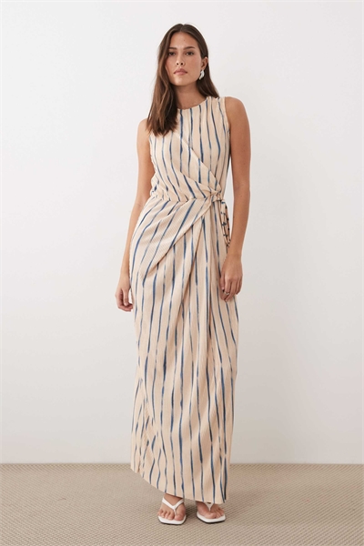 Плиссированное платье-миди без рукавов с завязкой на талии в полоску артикул 154337489