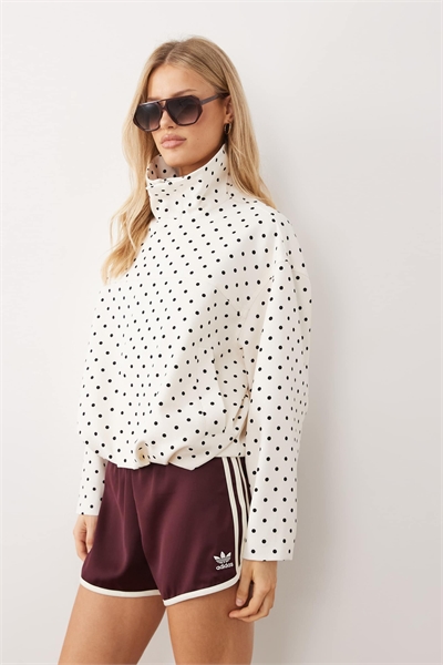 Короткая куртка с высоким воротником в белый горошек артикул 154870067