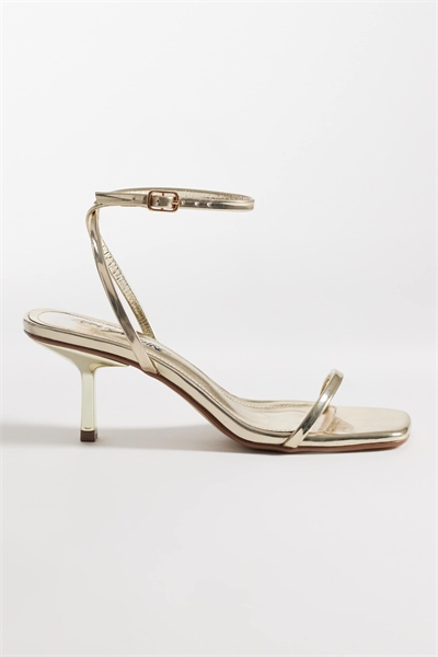 Наталья в туфлях на невысоком каблуке артикул 154631685