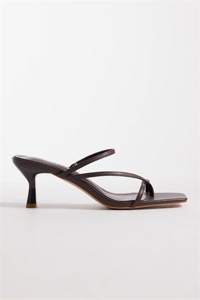 Сандалии-муле Simmi London с широкой колодкой и невысоким каблуком «киттен» модели Jenny артикул 154264627