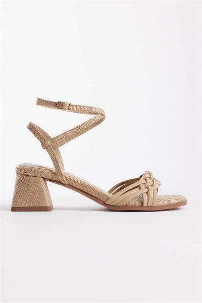 Сандалии на среднем каблуке с скромным плетеным элементом артикул 154179030