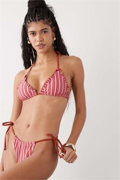 Бюстгальтер-треугольник с завязками спереди и оборками артикул 152739159