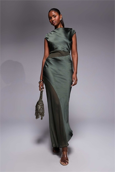 Сатиновое платье средней длины с короткими рукавами и прозрачными шифоновыми вставками цвета хаки артикул 154234599