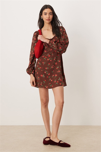 Короткое платье-мини с цветочным принтом и открытыми плечами артикул 153720161