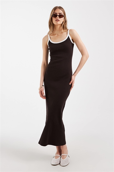 Контрастное платье-миди с ребристой отделкой шоколадного цвета с белой отделкой артикул 152552161