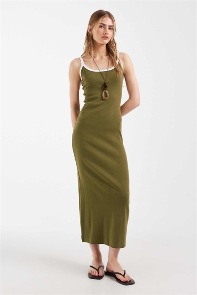 Контрастное платье-миди с ребристой отделкой цвета хаки с белой отделкой артикул 152551836
