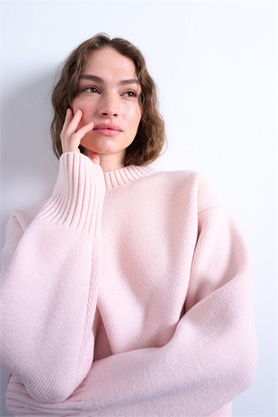 Свитер с круглым вырезом из толстой пряжи, связанный на всех спицах артикул 144907730