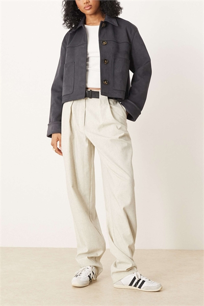 Длинные брюки с зауженными штанинами и текстурированной поверхностью, с ремнем артикул 143082164