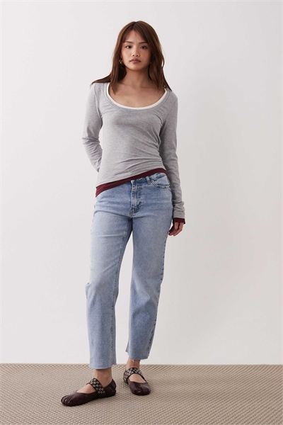 Джинсы с высокой талией и прямыми брючинами артикул 152931576