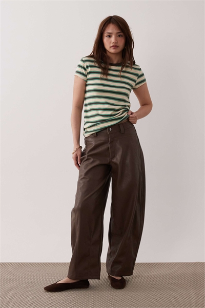 Брюки-кюлоты из искусственной кожи с зауженными штанинами и декоративными швами артикул 153583298