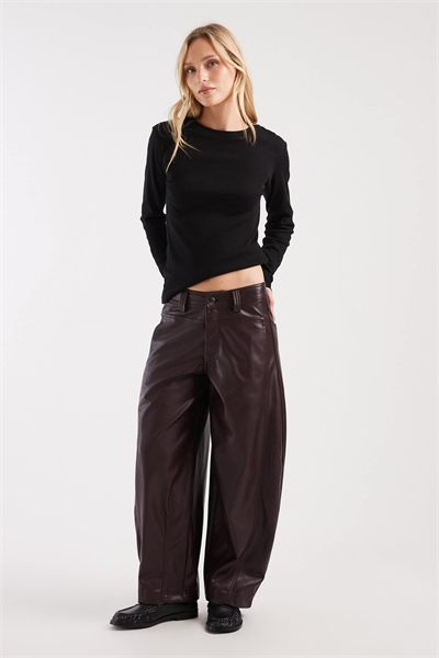 Брюки-кюлоты из искусственной кожи с зауженными штанинами и декоративными швами артикул 153687092