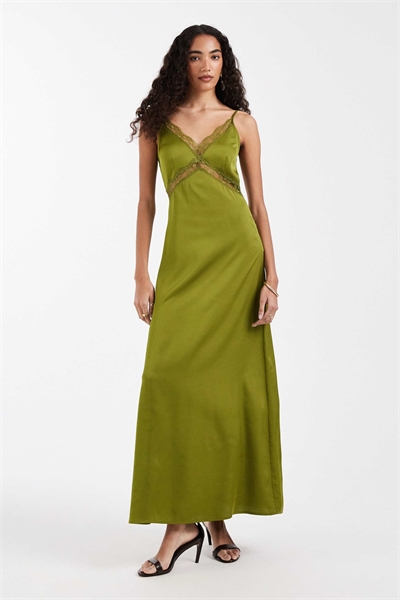 Макси-платье с атласным блеском и кружевными вставками артикул 153716173