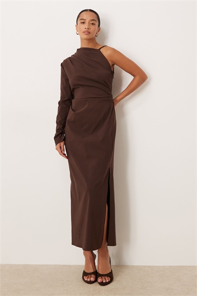 ASOS DESIGN Petite одноплечевое платье-миди с драпировкой, шоколадного цвета артикул 150479769